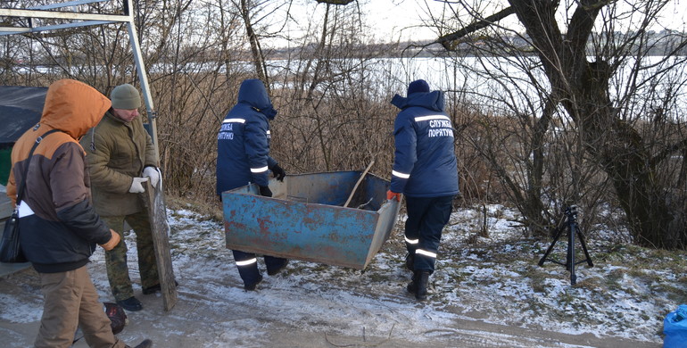 Лебідь вижив завдяки небайдужим жителям Рівненщини [ВІДЕО]