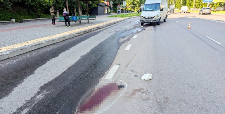 У Рівному під колесами авто загинув пішохід, який перебігав дорогу у невстановленому місці