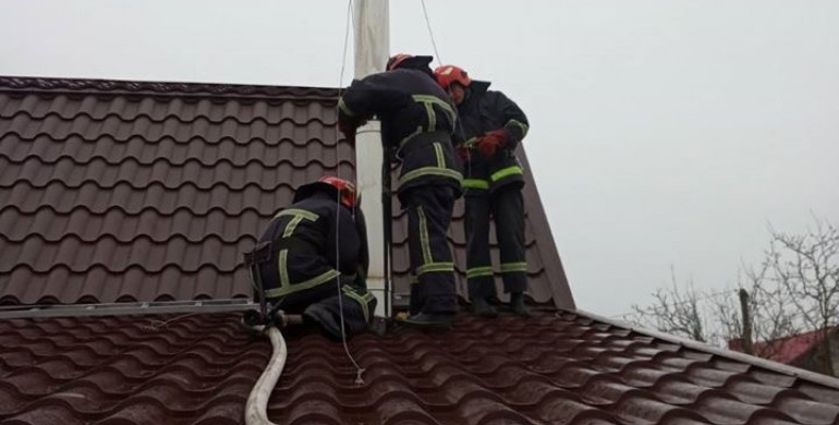 На Рівненщині у будинку загорівся димар (ФОТО)
