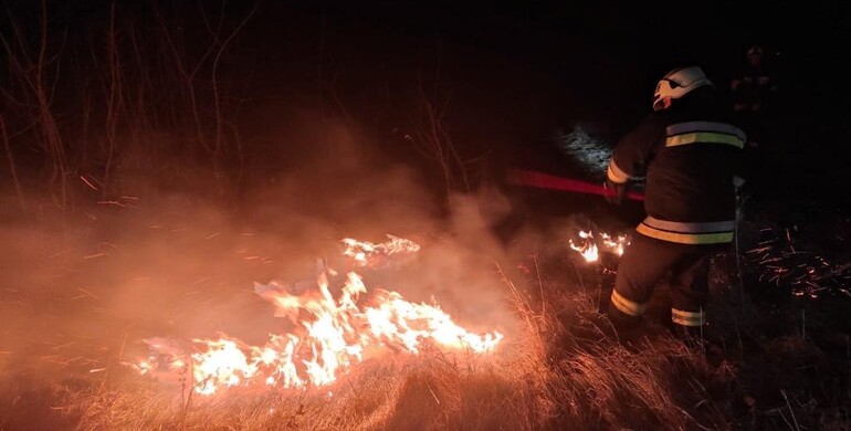 На Рівненщині почалася боротьба зі спалюванням сухої трави