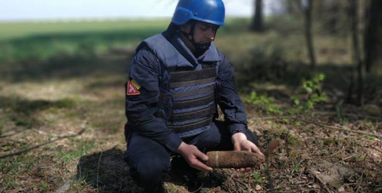 На Радивилівщині піротехніки знищили 12 снарядів часів війни