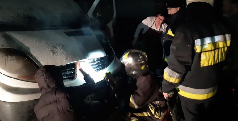 У Рівному горів автомобіль: люди самі загасили полум’я (ФОТО)