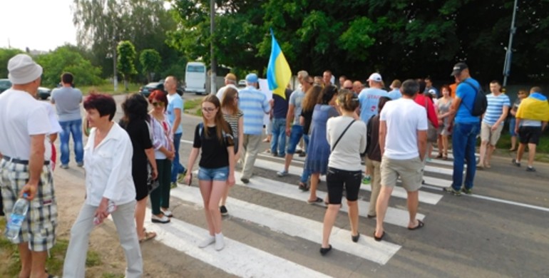 На Рівненщині педагоги та батьки перекрили дорогу до Берестечка, а жителі Костополя - до лікарні