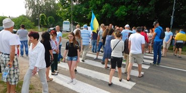 На Рівненщині педагоги та батьки перекрили дорогу до Берестечка, а жителі Костополя - до лікарні