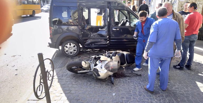 "Сезон хрустиків розпочато": в Рівному мотоцикл врізався в автівку [ФОТОФАКТ]