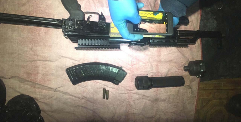 У підозрюваного в підпалі авто у Рівному знайшли цілий арсенал зброї (ФОТО)