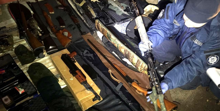 У підозрюваного в підпалі авто у Рівному знайшли цілий арсенал зброї (ФОТО)