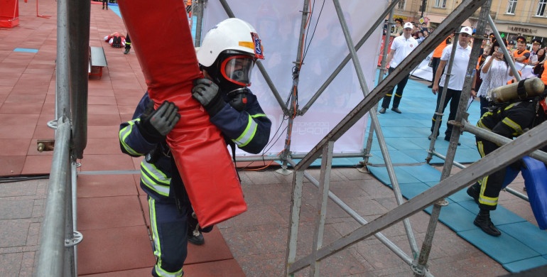 У Рівному найсильніші пожежники-рятувальники (ФОТО)