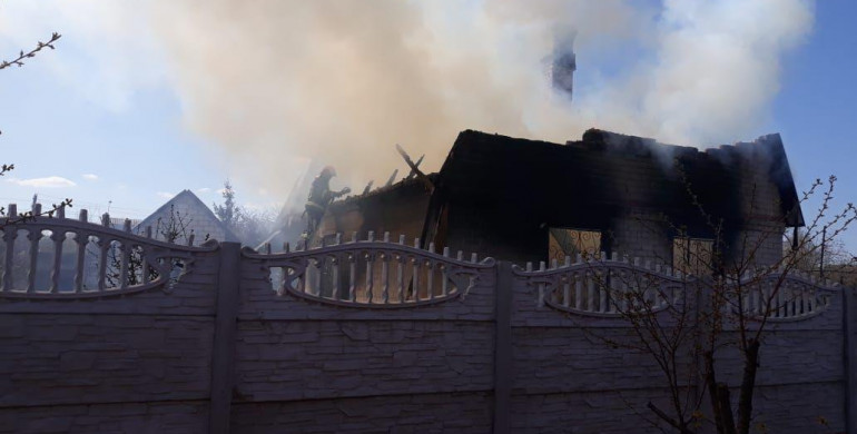 Внаслідок пожежі згорів двохповерховий будинок на Рівненщині