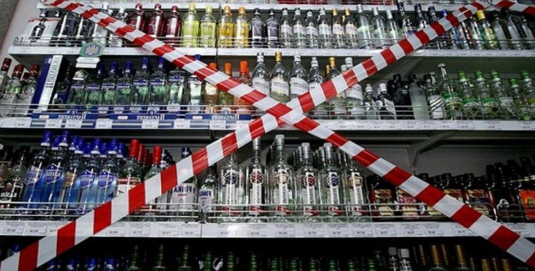 Депутати зареєстрували законопроєкт: в Україні хочуть заборонити продаж алкоголю і тютюну в звичайних магазинах
