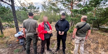 Поліція викрила команду з Рівненщини, які допомагали чоловікам перетинати кордон 