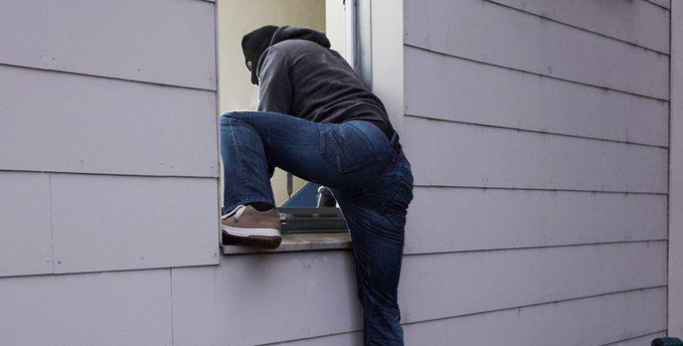На Рівненщині 26-річний чоловік викрав сейф з будинку