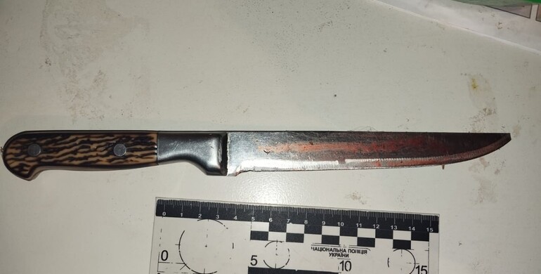На Рівненщині чоловік встромив батьку ножа в груди, бо той не дозволив приєднатись до застілля 