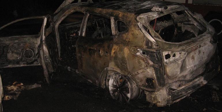У Рівному за ніч спалили три дорогі автівки
