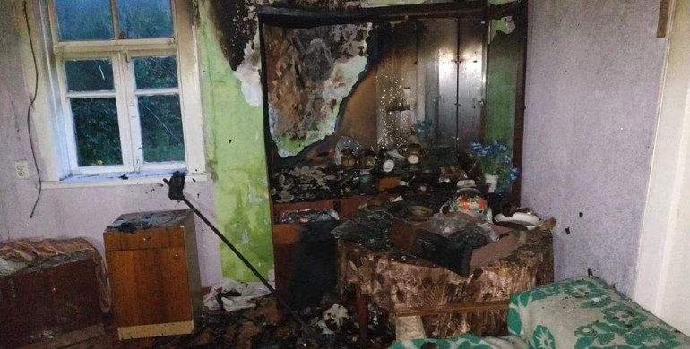 У Сарнах під час пожежі у будинку мало не згорів чоловік
