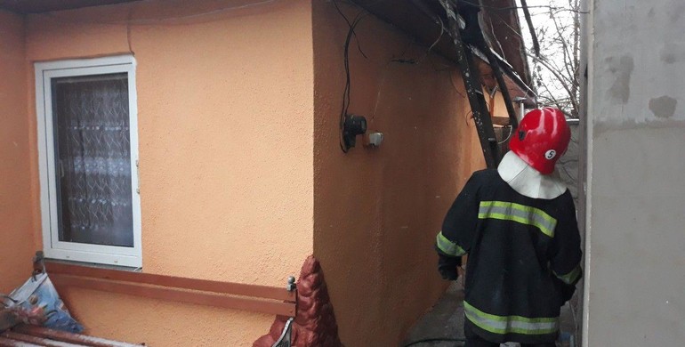  На Рівненщині через пожежу в будинку ледь не згоріли сусідні будівлі