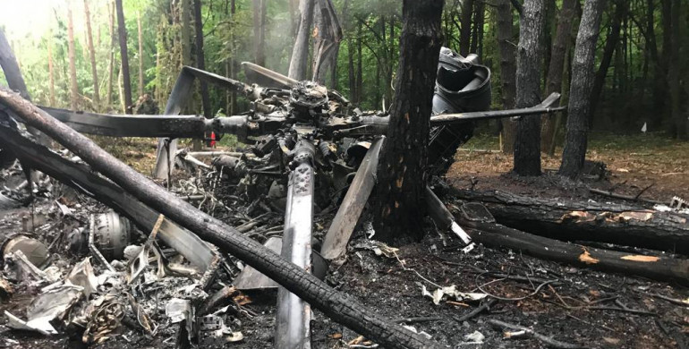 Оприлюднено перші фото з місця падіння військового гелікоптера на Рівненщині