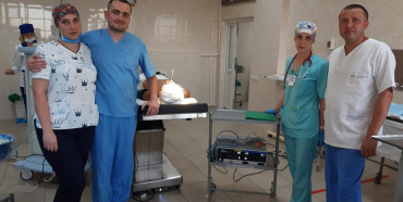У Рівненській обласній дитячій лікарні провели складну нейрохірургічну операцію на подарованому благодійниками обладнанні 
