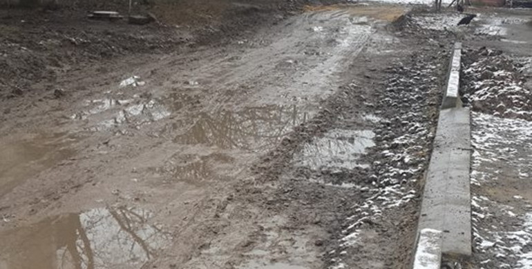 Дорога-довгобуд: у Гощі на Рівненщині не встигли завершити ремонт Соборної вчасно