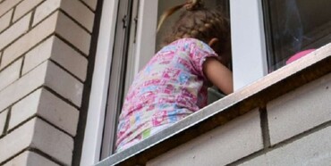 У Сарнах 4-річна дівчинка випала з вікна