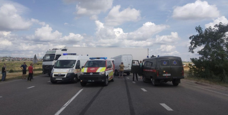У ДТП на Рівненщині травмованого водія з понівеченого авто діставали рятувальники