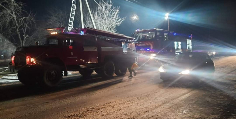 У Березному під час пожежі евакуювали 15 людей і врятували дитину