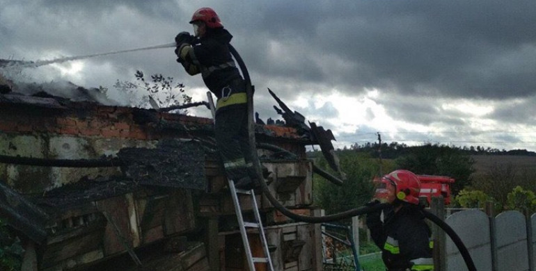 На Рівненщині сталася пожежа у будинку (ФОТО)