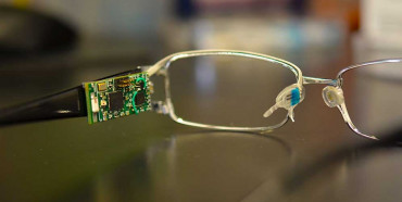 Винайшли окуляри з датчиками, які дозволять виявляти хворих на COVID-19