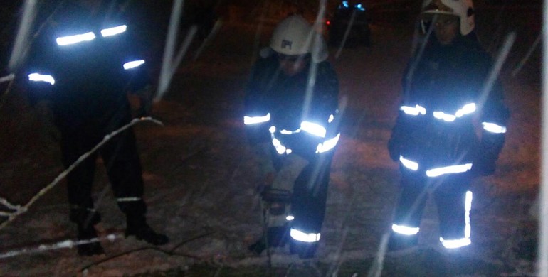 На Рівненщині рятувальники витягнули з заметів автівку з чотирма пасажирами