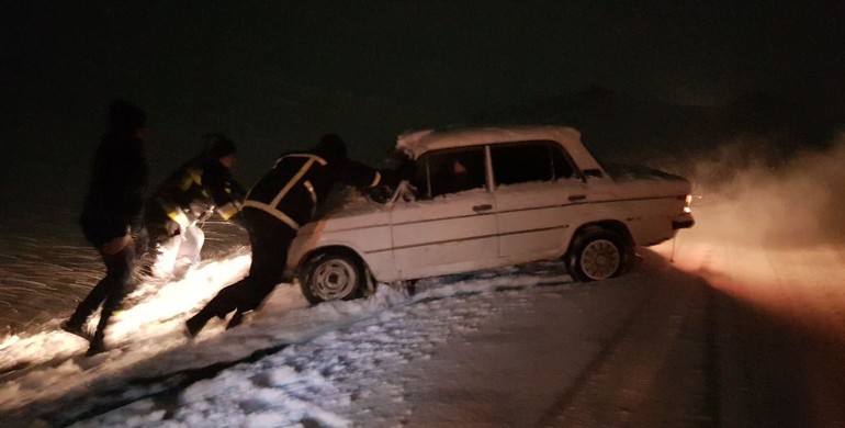 На Рівненщині рятувальники витягнули з заметів автівку з чотирма пасажирами