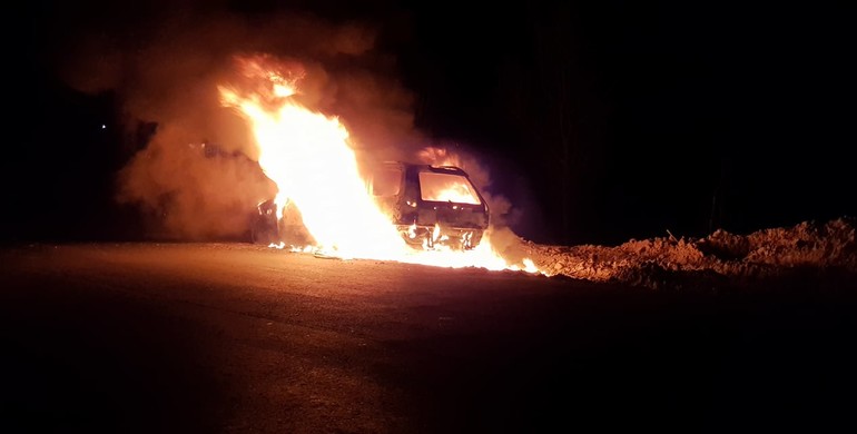 На Рівненщині у Великодню ніч підпалили авто на "бляхах"