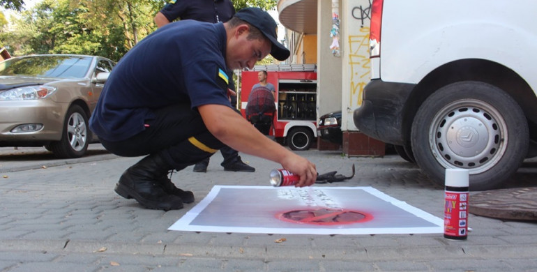 Рівненські рятувальники розмалювали фарбою асфальт, аби зупинити водіїв