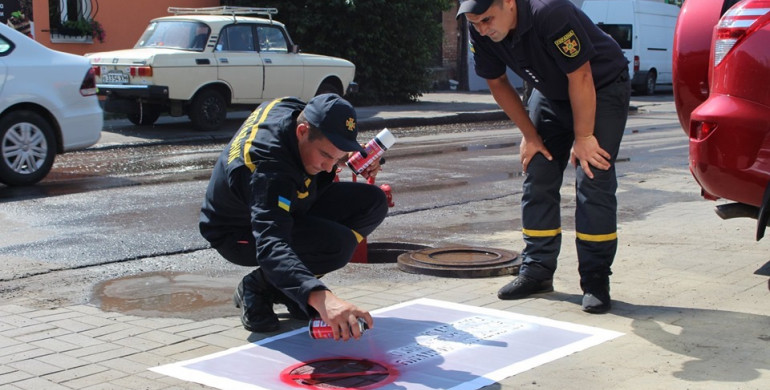 Рівненські рятувальники розмалювали фарбою асфальт, аби зупинити водіїв