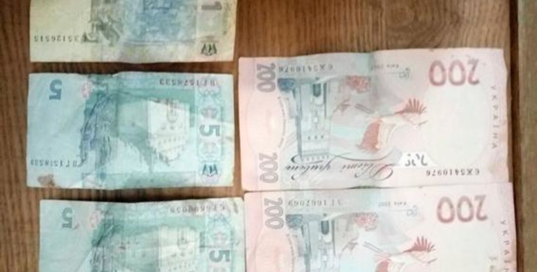 Гроші не пахнуть: на Рівненщині школяр викрав з туалету гроші і багато туалетного паперу