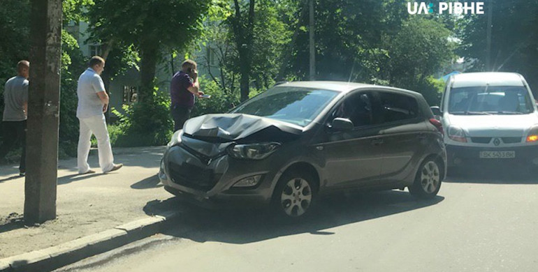 ДТП у Рівному: наразі деталі з’ясовуються (ФОТО)