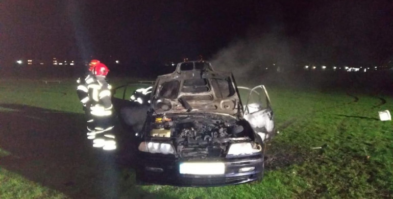 На Рівненщині підлітки необачно спалили своє авто