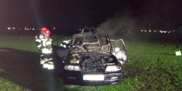 На Рівненщині підлітки необачно спалили своє авто
