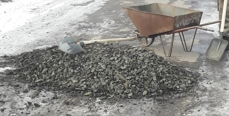На Рівненщині ремонтують дороги «замороженим щебнем» (ФОТО)