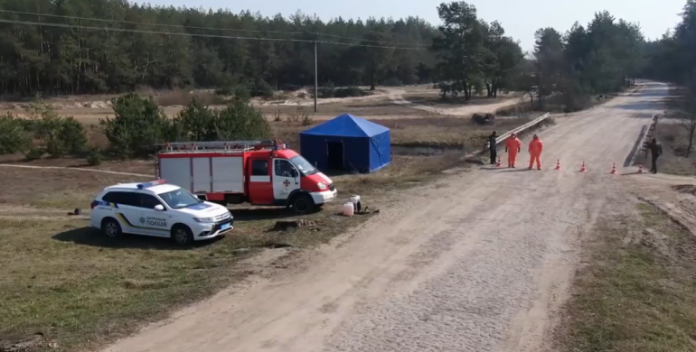 Як в кіно: рятувальники зафільмували кадри з коронавірусного села на Рівненщині (ВІДЕО) Як в кіно: рятувальники зафільмували кадри з коронавірусного села на Рівненщині (ВІДЕО)