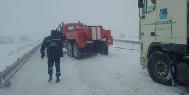 Через складні погодні умови рятувальники ДСНС відбуксирували дванадцять вантажівок на міжнародній трасі Київ-Чоп