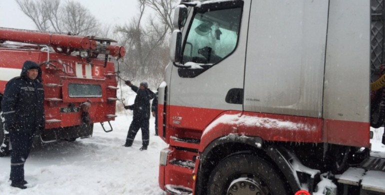 Через складні погодні умови рятувальники ДСНС відбуксирували дванадцять вантажівок на міжнародній трасі Київ-Чоп