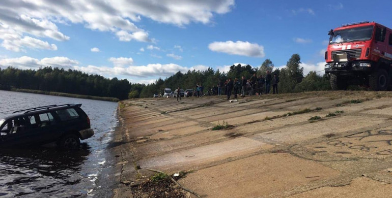 На Рівненщині діставали позашляховик, який втопився у річці (ФОТО)