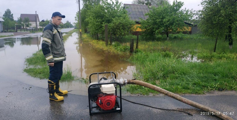 Рятувальники Рівненщини відкачують воду у затоплених домівках (ФОТО)