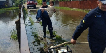 Рятувальники Рівненщини відкачують воду у затоплених домівках (ФОТО)