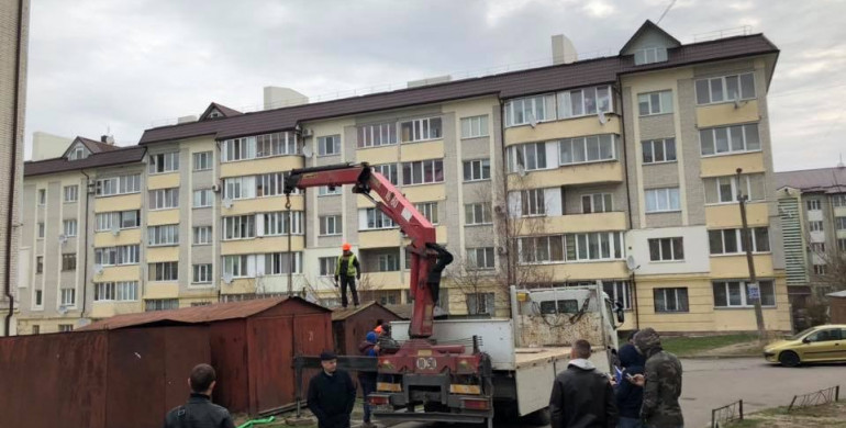 Незаконо встановлені гаражі демонтовують на Буковинській