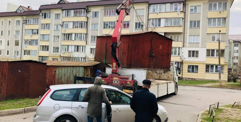 Незаконо встановлені гаражі демонтовують на Буковинській