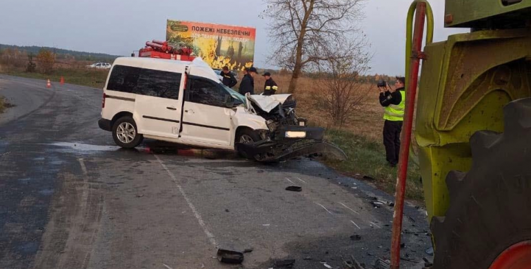 На Рівненщині легковик протаранив комбайн: водій загинув (ФОТО)