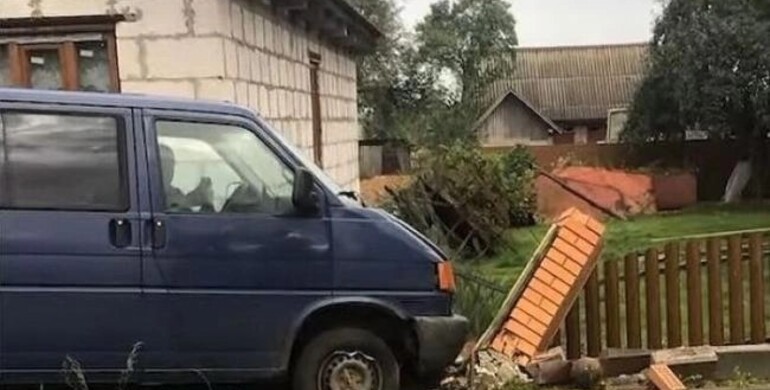 На Рівненщині працівника ТЦК, який протаранив паркан старости, відправили до бойової частини 