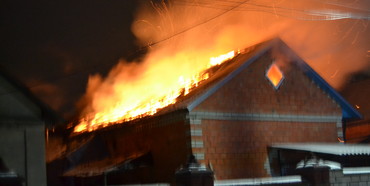 На Рівненщині горіла господарча будівля: вогонь знищив речі та солому