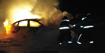 На Рівненщині з палаючого авто рятувальники діставали водія